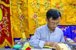 Noel cận kề, làng may lễ phục Công giáo ở Ninh Bình tăng tốc ngày đêm