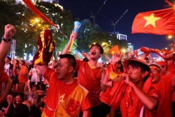 Người dân đổ ra đường mừng Việt Nam thắng Thái Lan