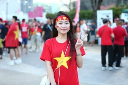 Đỉnh cao chung kết SEA Games: Gái xinh khoe sắc, CĐV nô nức vào sân tiếp lửa