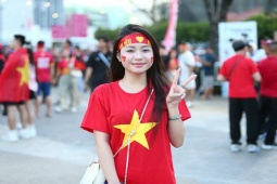 Đỉnh cao chung kết SEA Games: Gái xinh khoe sắc, CĐV nô nức vào sân tiếp lửa