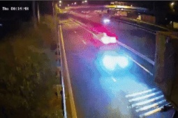 Ôtô cứu thương tông xe container trên cao tốc TP HCM - Dầu Giây, 3 người chết