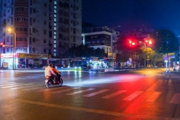 Vô tư vượt đèn đỏ ban đêm và rạng sáng, nhiều xe máy nhận "trái đắng"