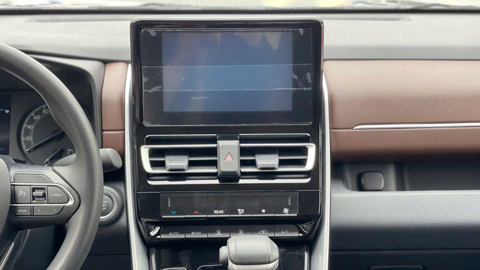 Toyota Innova Cross trang bị&nbsp;nội thất với các trang bị đáng tiền như phanh tay điện tử.