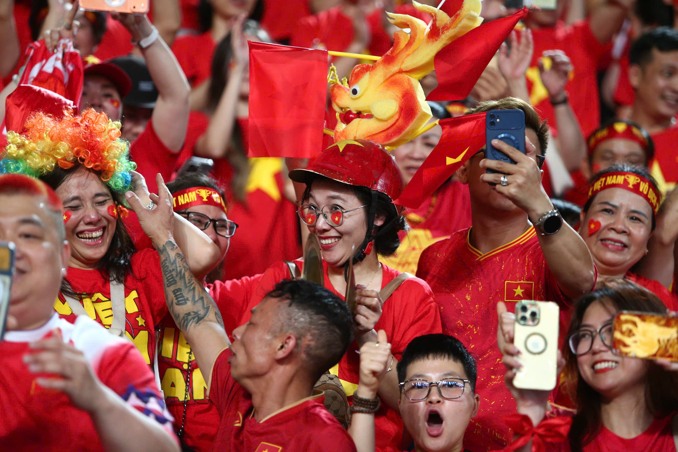 Với sắc đỏ rợp trời, người hâm mộ bóng đá Việt Nam biến khán đài sân Rajmangala trở thành lễ hội sau khi thầy trò HLV Kim Sang Sik đăng quang