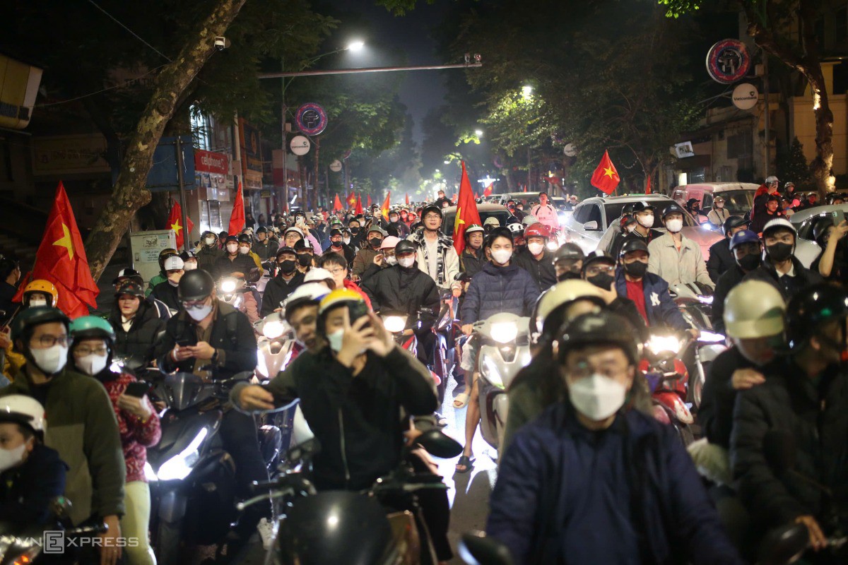 Biển người đổ ra đường mừng Việt Nam thắng Thái Lan - 70