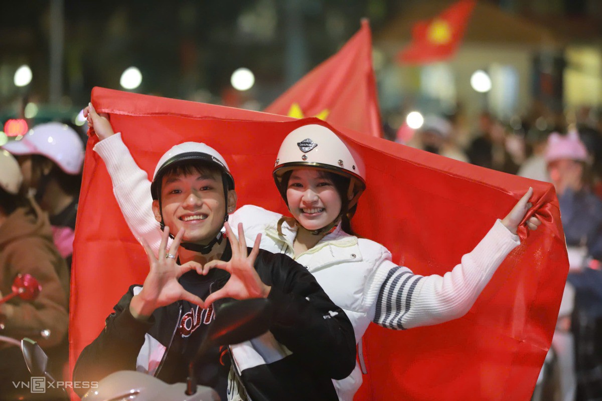 Biển người đổ ra đường mừng Việt Nam thắng Thái Lan - 44