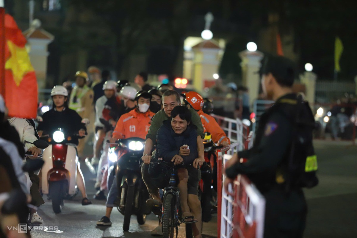 Khu vực ngã 6 đường Hùng Vương, phường Thuận Hóa, TP Huế lúc 23h. Ảnh: Võ Thạnh