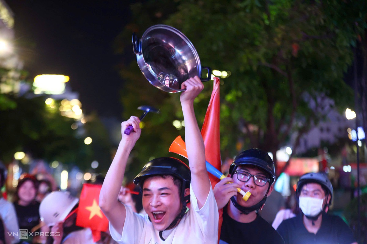 CĐV dùng chảo gõ khuấy động không khí trên phố Nguyễn Huệ. Ảnh: Quỳnh Trần