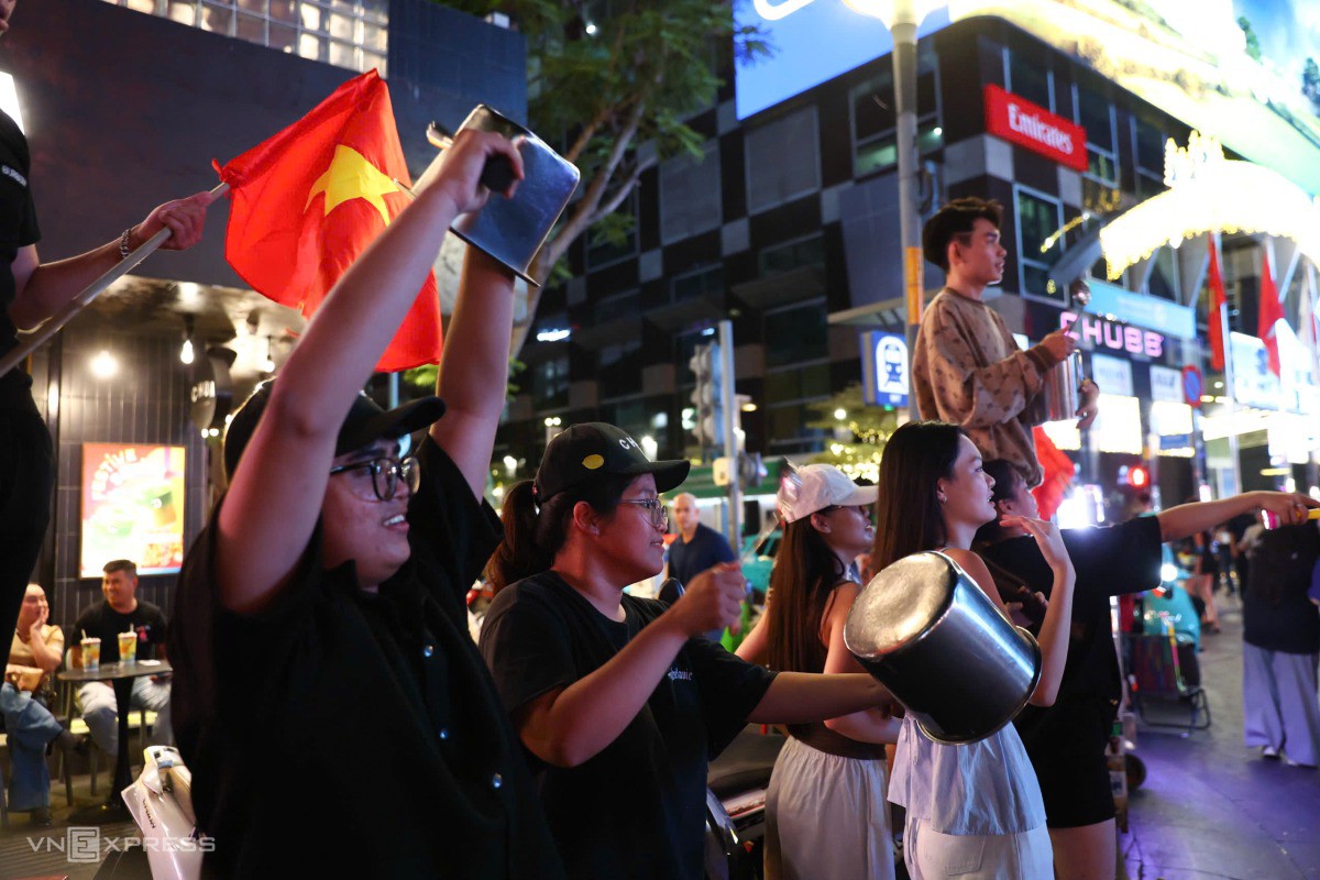 Một nhóm CĐV khác mang theo xoong gõ cổ động. Ảnh: Quỳnh Trần