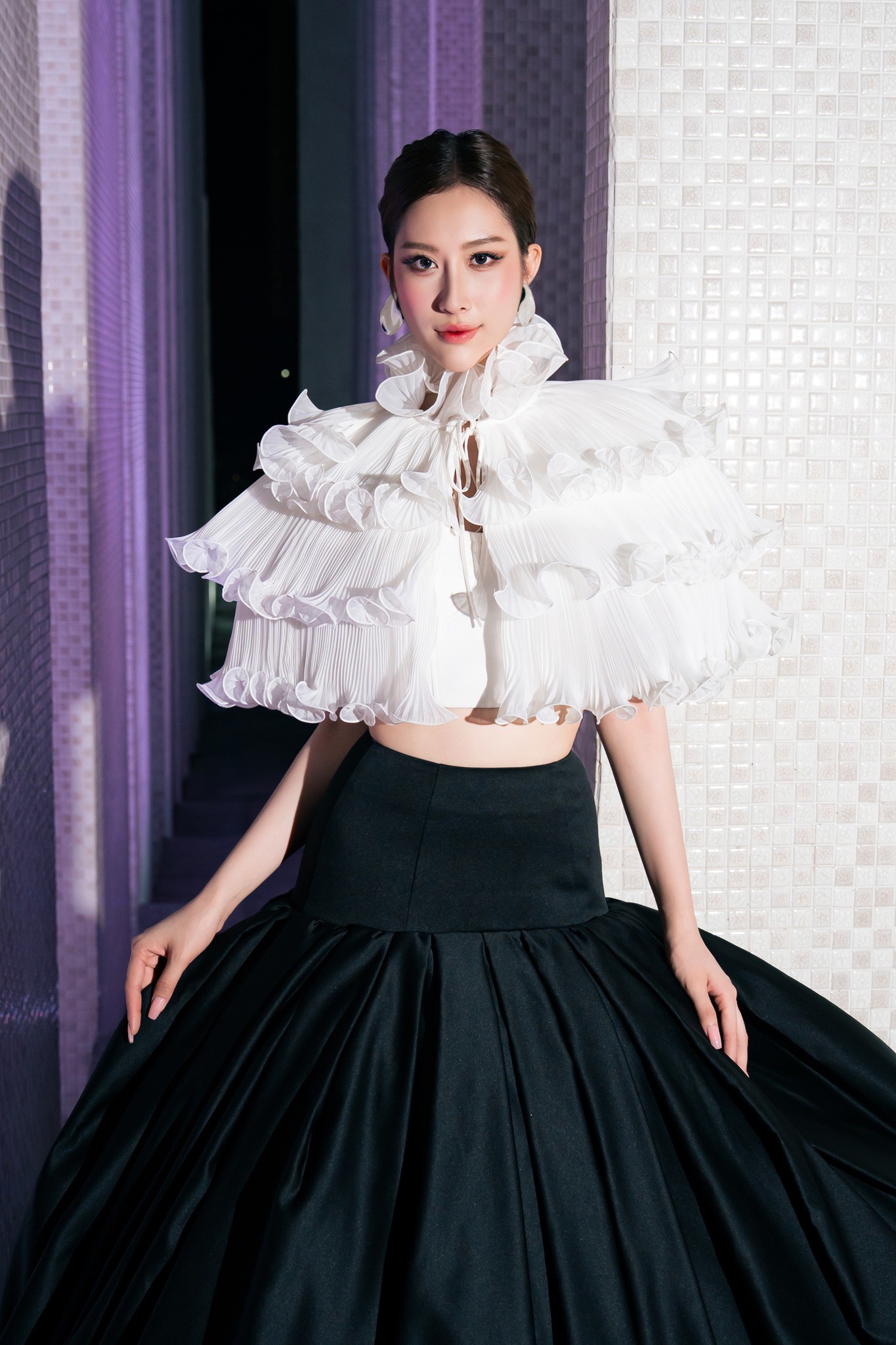 Thí sinh Ngô Thị Kiều Anh (SBD 193) trình diễn thiết kế độc đáo, kết hợp hai tông màu đen-trắng cổ điển.