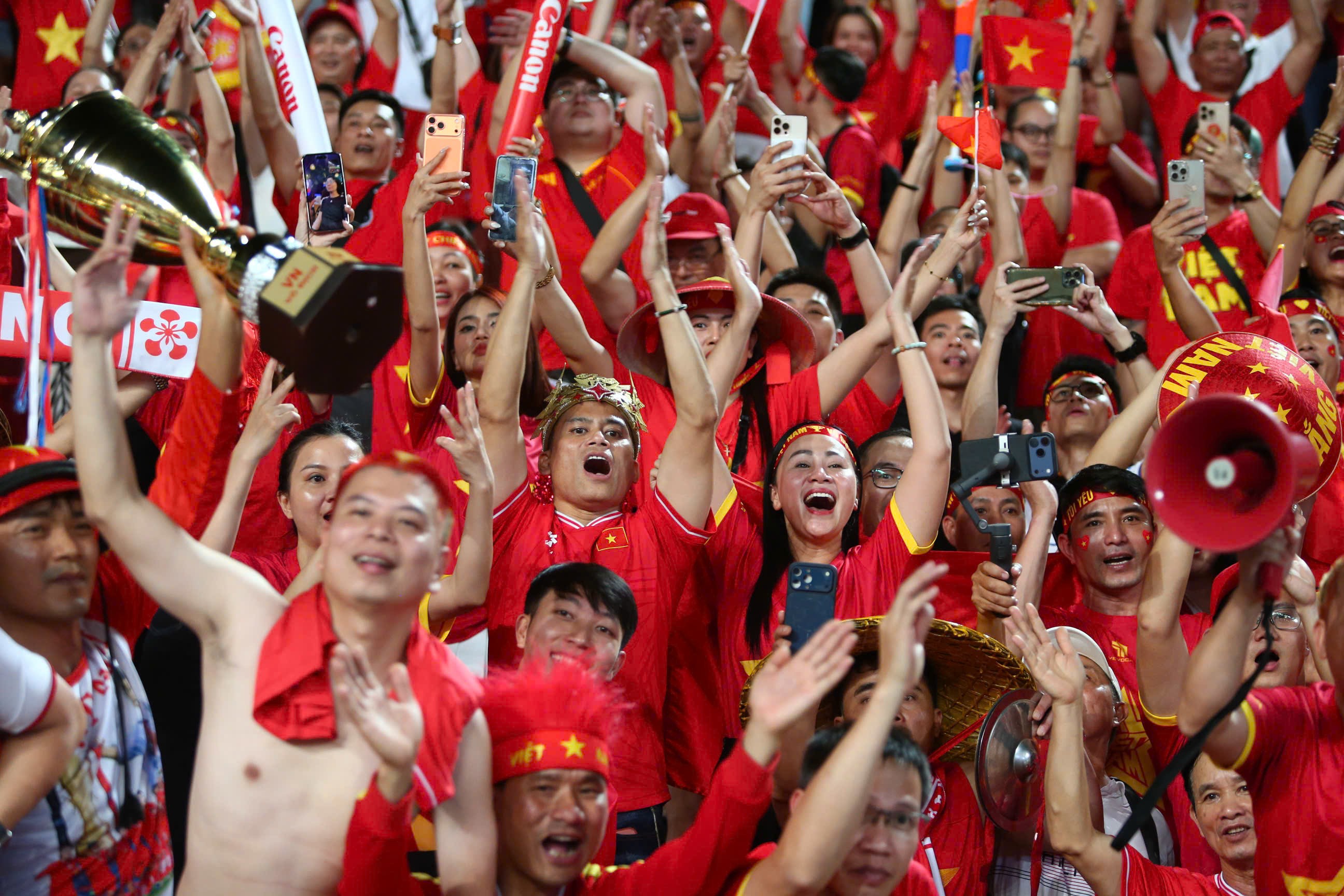 Mặc dù diễn ra tại Thái Lan nhưng rất nhiều người hâm mộ Việt Nam vẫn tới sân để cổ vũ cho U22 Việt Nam