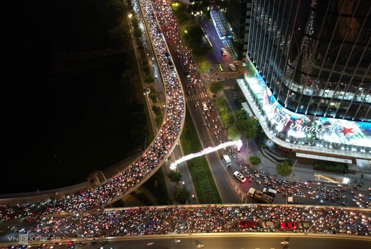 Các nhánh lên cầu Ba Son đều ùn tắc do xe liên tục dồn về. Ảnh: Đình Văn