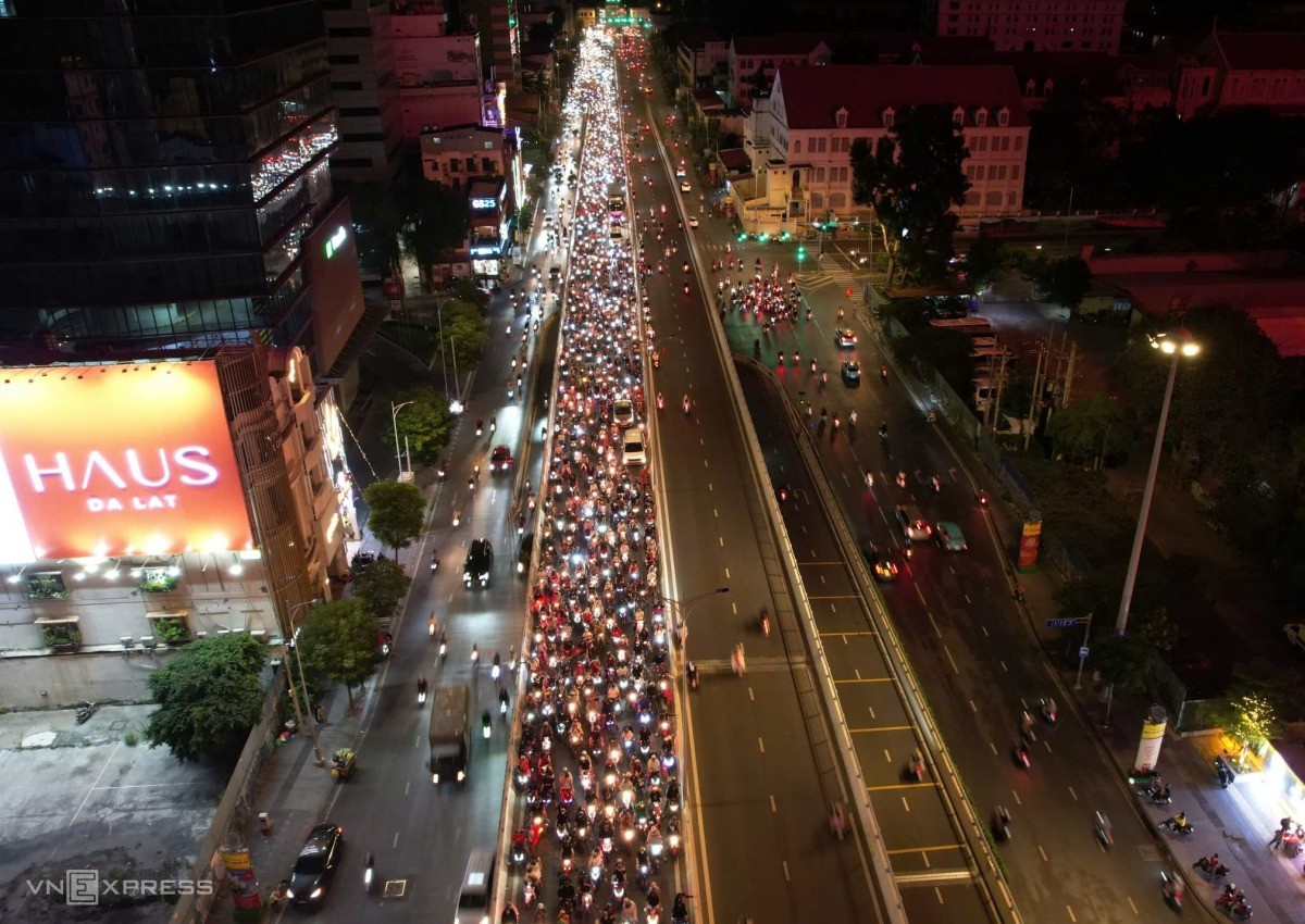 Ùn tắc trên cầu Ba Son tập trung theo hướng từ quận 1 (cũ) sang Thủ Đức (cũ), chiều ngược lại thông thoáng. Ảnh: Đình Văn