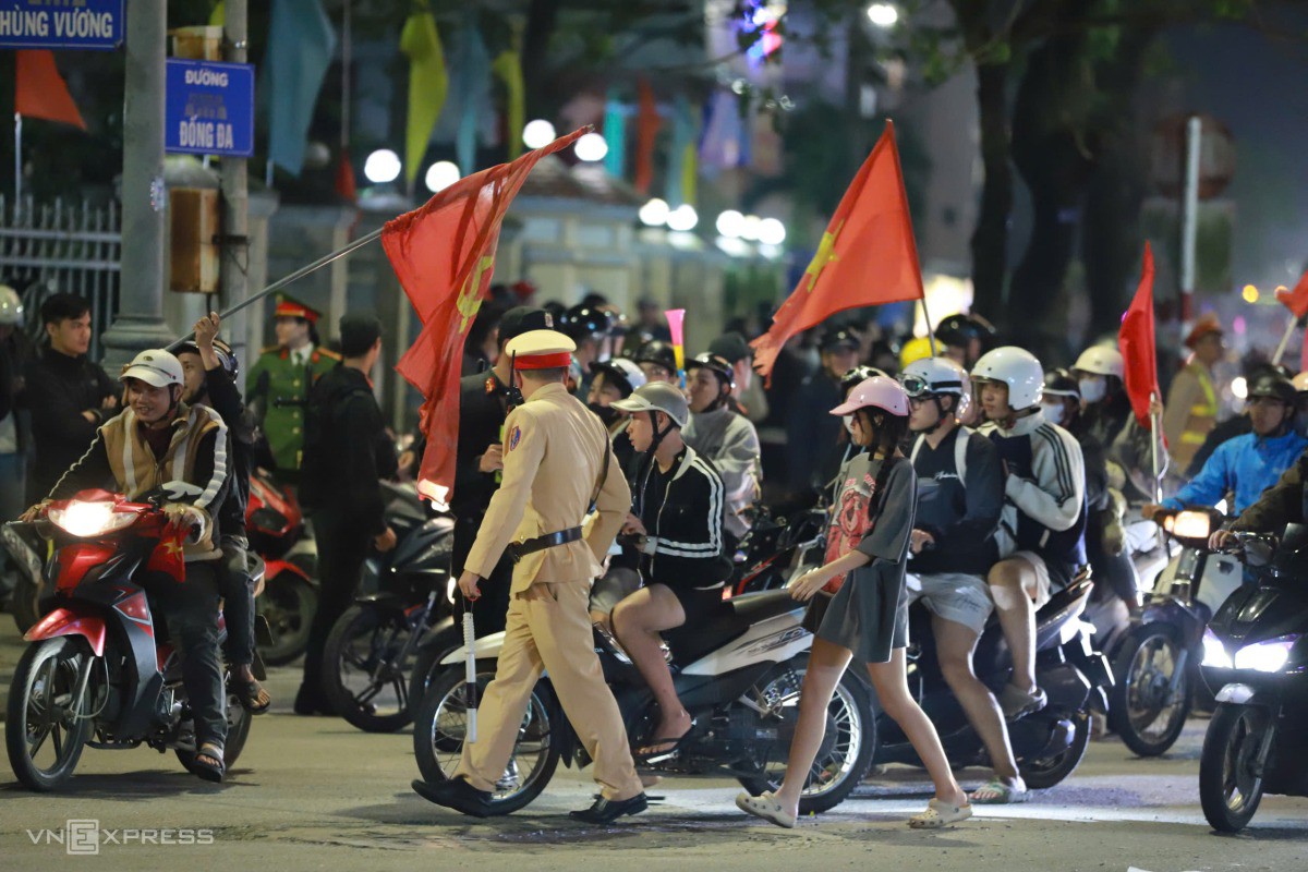 Biển người đổ ra đường mừng Việt Nam thắng Thái Lan - 35