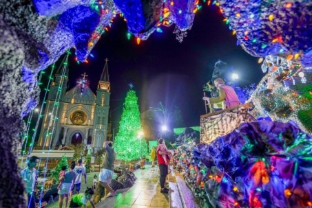 Xóm đạo lớn nhất TPHCM lung linh đón Giáng sinh