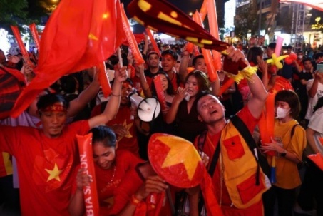 Người dân đổ ra đường mừng Việt Nam thắng Thái Lan