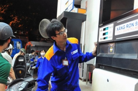 Giá xăng dầu đồng loạt đi xuống, RON95 chỉ còn trên 19.600 đồng/lít