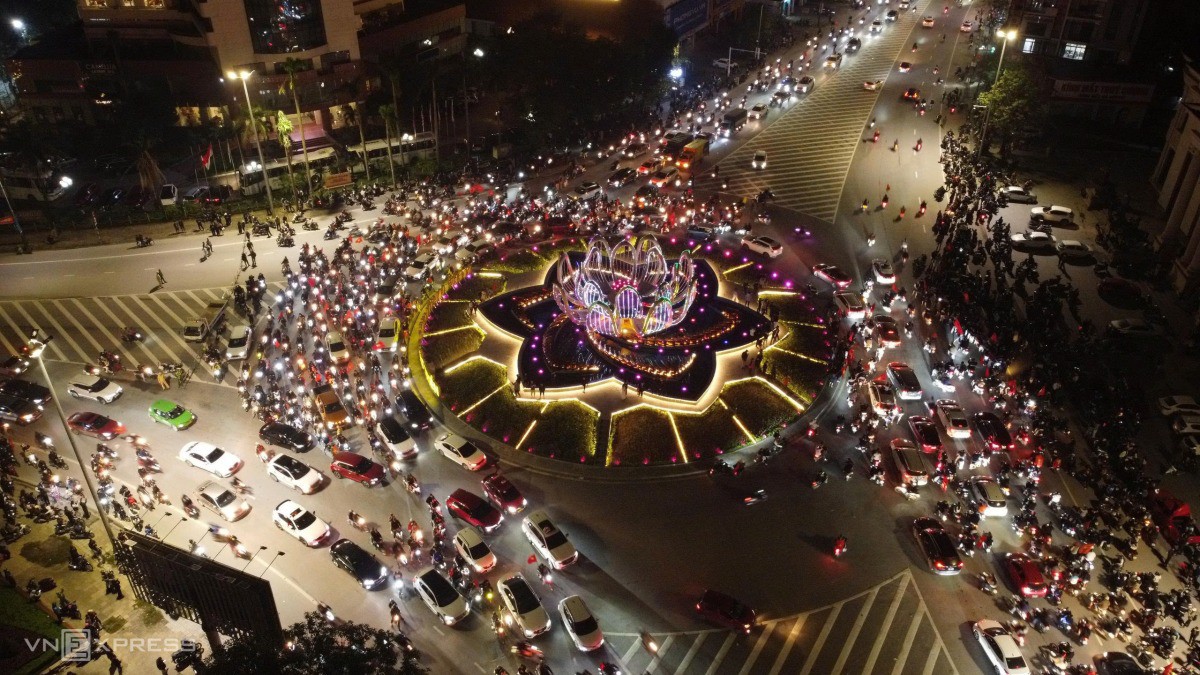 Biển người đổ ra đường mừng Việt Nam thắng Thái Lan - 27