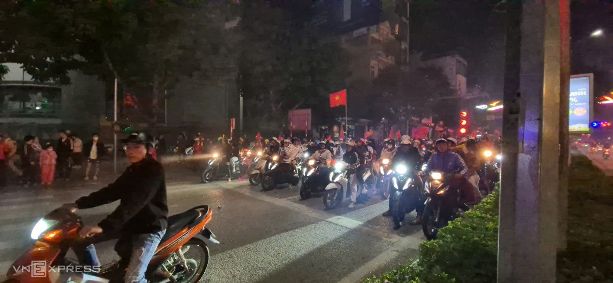 Biển người đổ ra đường mừng Việt Nam thắng Thái Lan - 40