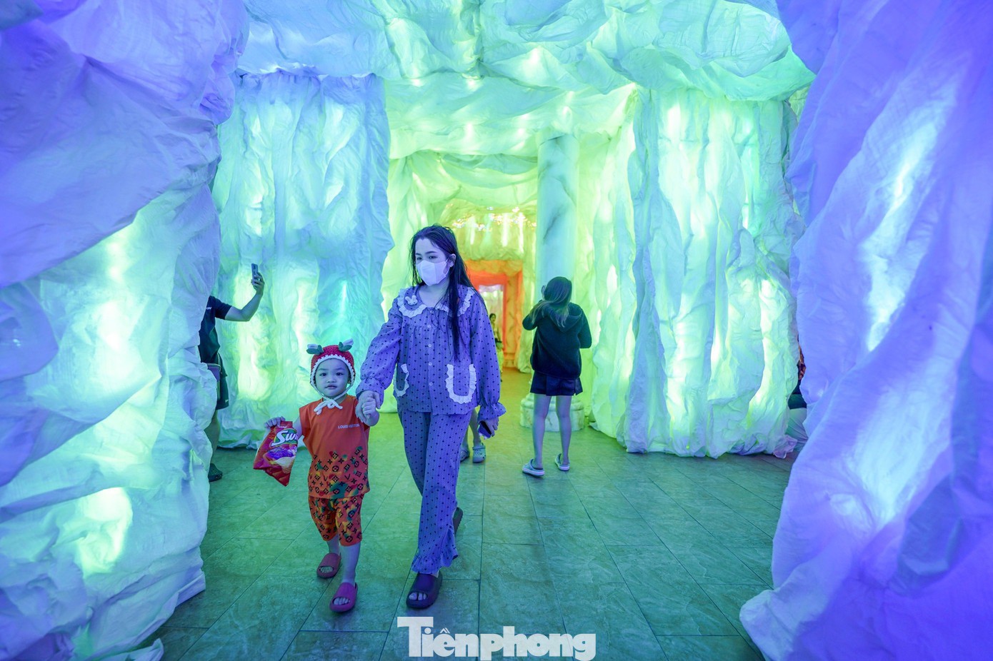 Người xem trọn vẹn hòa mình vào không khí Giáng sinh. Tại đây, họ có thể tham quan, cầu nguyện và lưu lại những khoảnh khắc đáng nhớ bên gia đình và bạn bè.