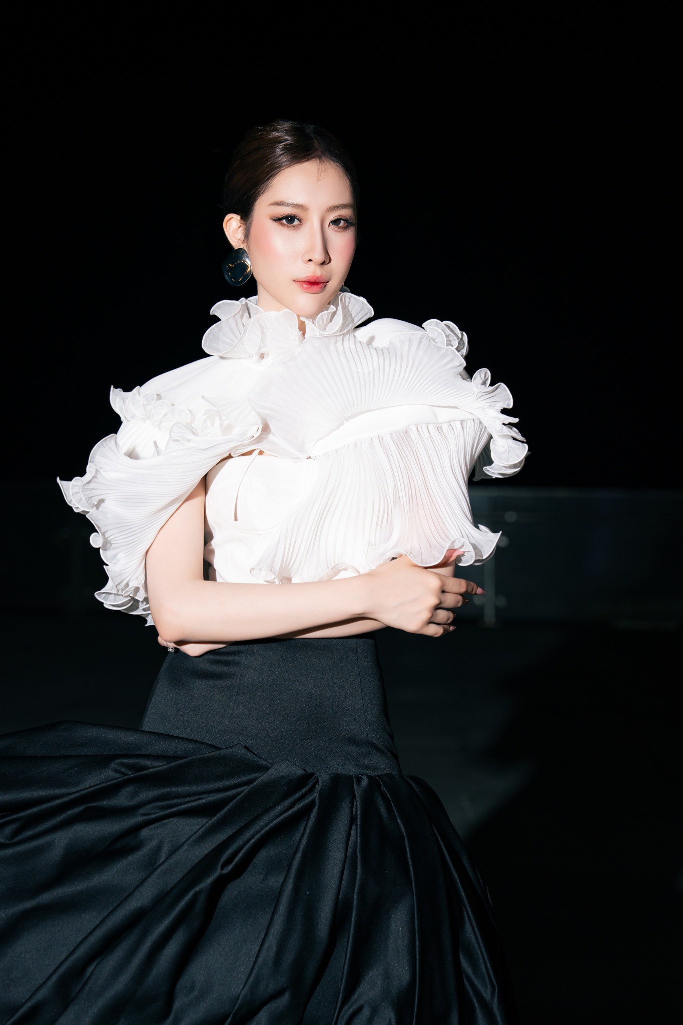 Thí sinh Ngô Thị Kiều Anh (SBD 193) trình diễn thiết kế độc đáo, kết hợp hai tông màu đen-trắng cổ điển.