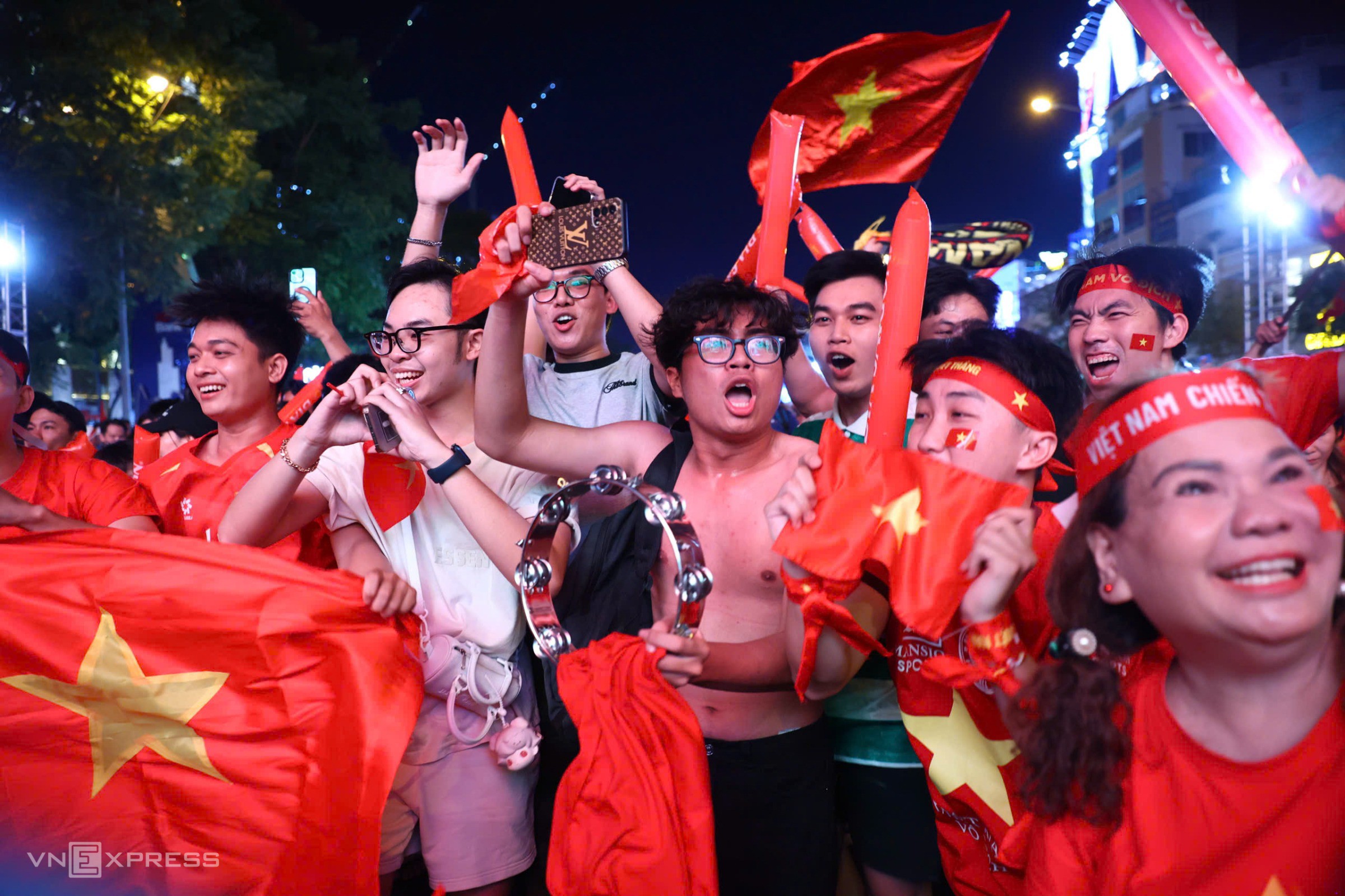 Người hâm mộ reo hò mừng chiến thắng của tuyển Việt Nam trên đường Lê Lợi lúc 22h. Ảnh: Quỳnh Trần