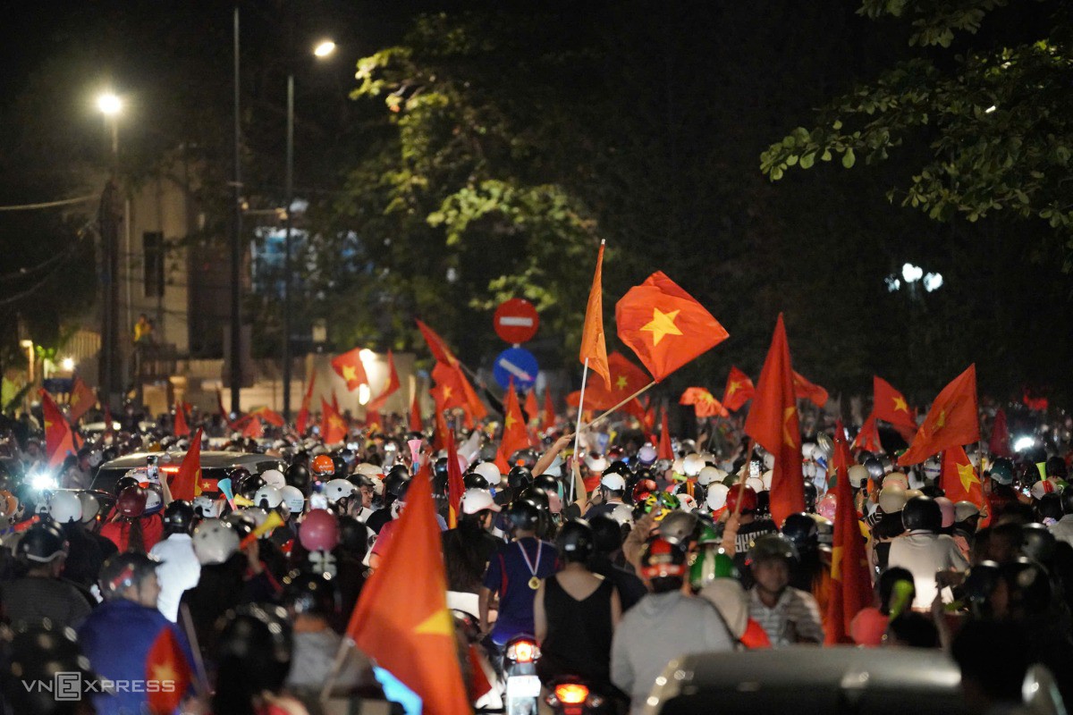 Người dân đổ ra đường Quang Trung, Bãi Trước của Vũng Tàu (cũ). Ảnh: Trường Hà