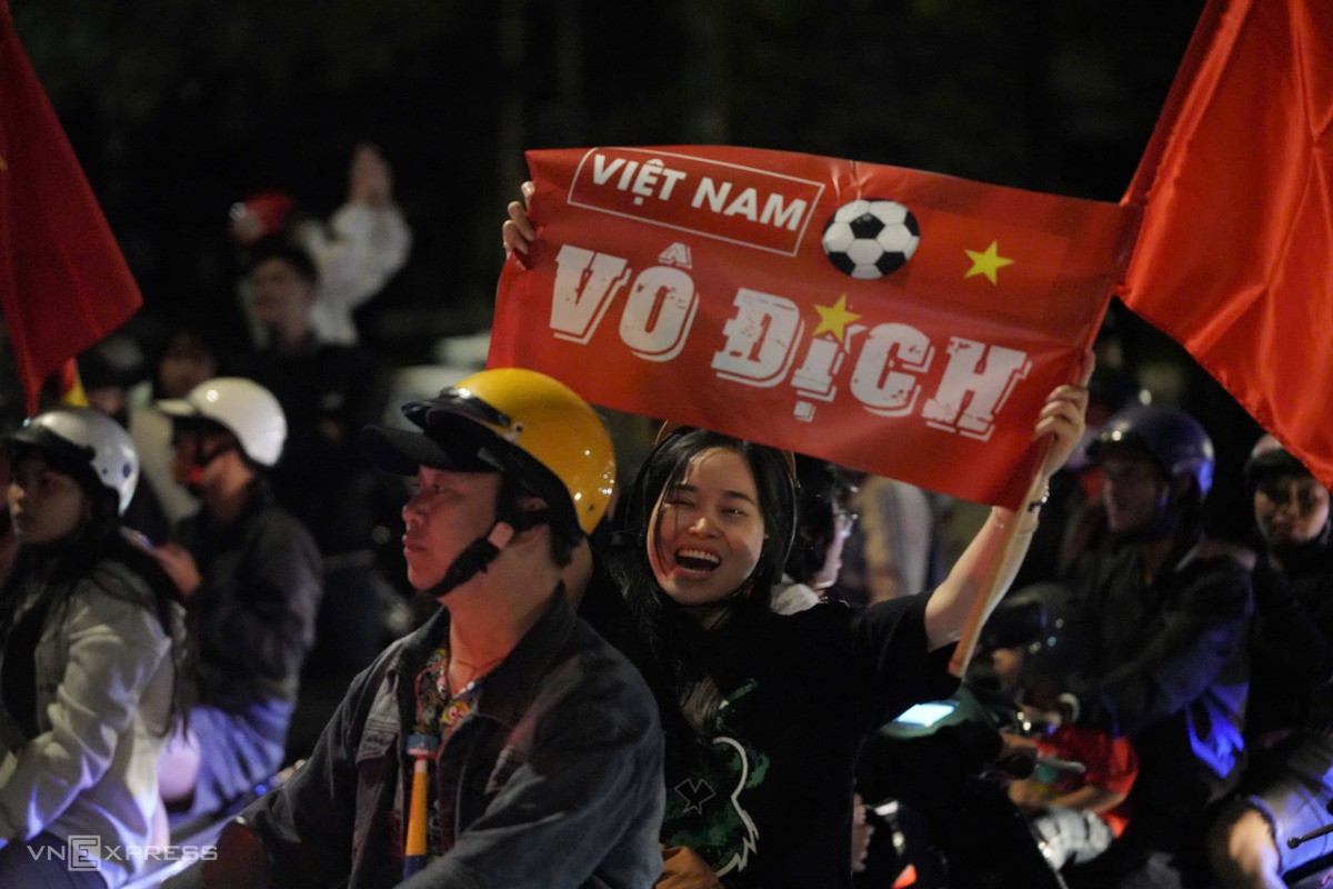 Đôi bạn trẻ ở Vũng Tàu (cũ) ăn mừng chiến thắng. Ảnh: Trường Hà