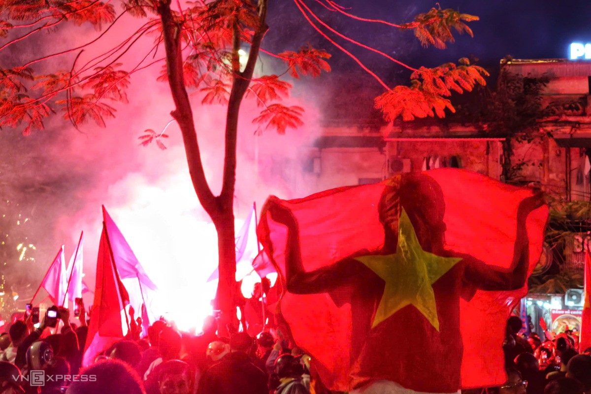 Biển người đổ ra đường mừng Việt Nam thắng Thái Lan - 57