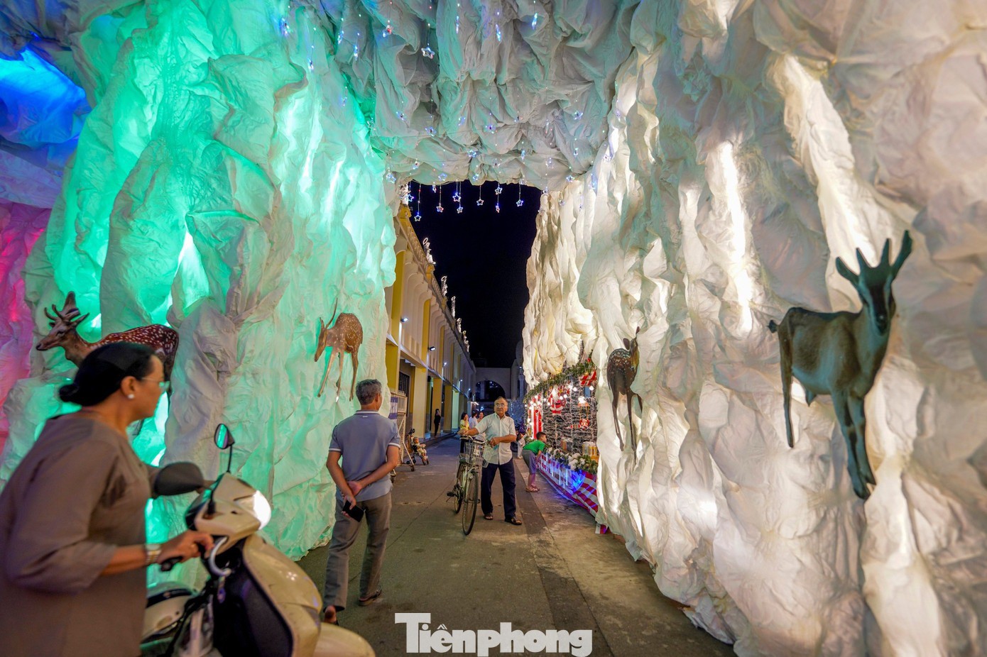 Người xem trọn vẹn hòa mình vào không khí Giáng sinh. Tại đây, họ có thể tham quan, cầu nguyện và lưu lại những khoảnh khắc đáng nhớ bên gia đình và bạn bè.