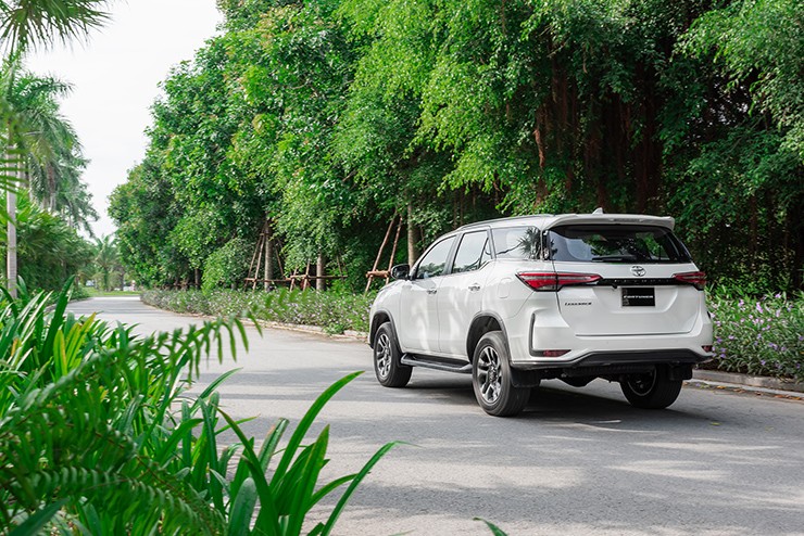 Giá xe Toyota Fortuner tháng 12/2025, bản máy dầu từ 1,055 tỷ - 6