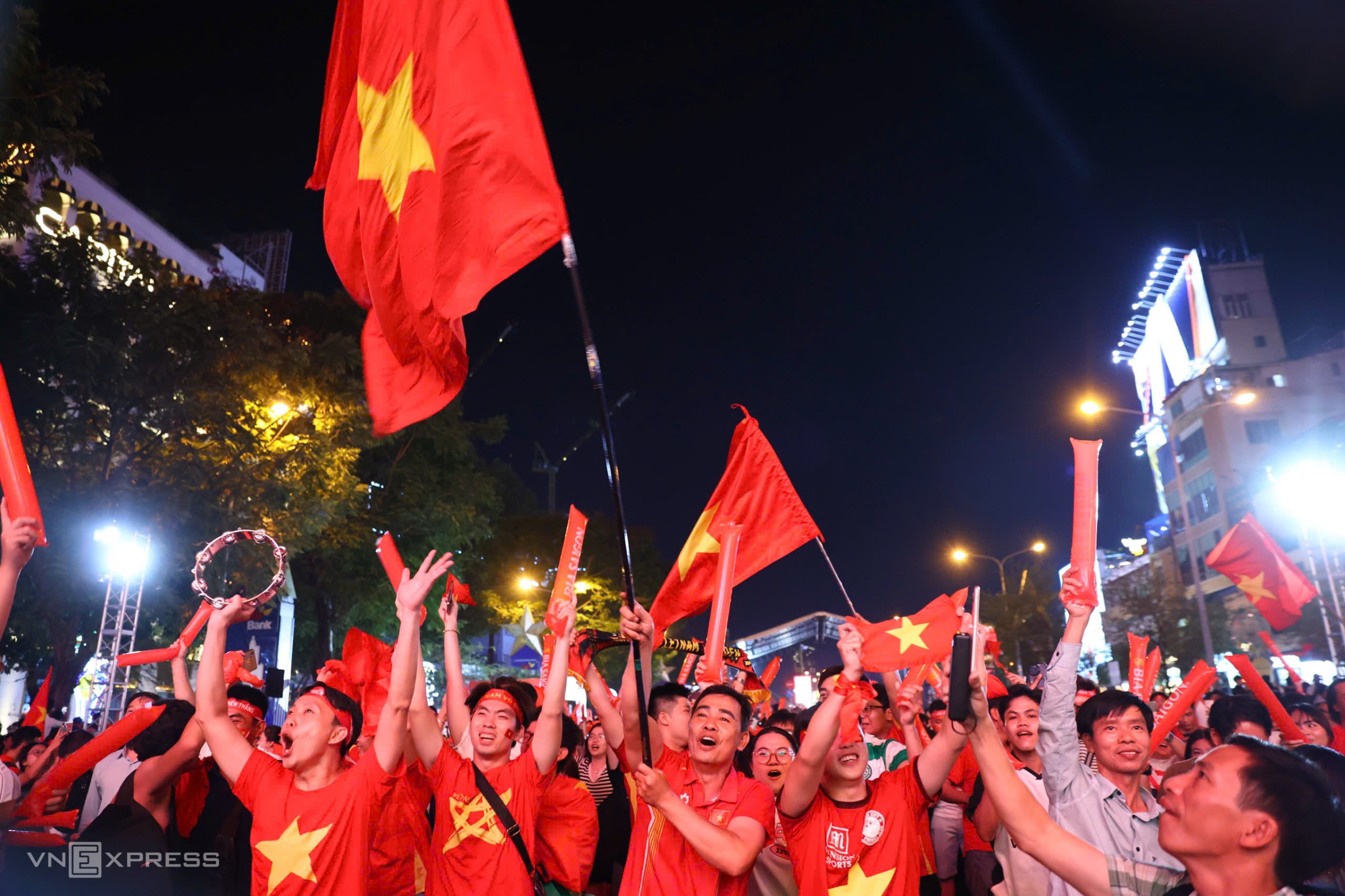 CĐV vẫy cờ mừng chiến thắng của đội tuyển. Ảnh: Quỳnh Trần