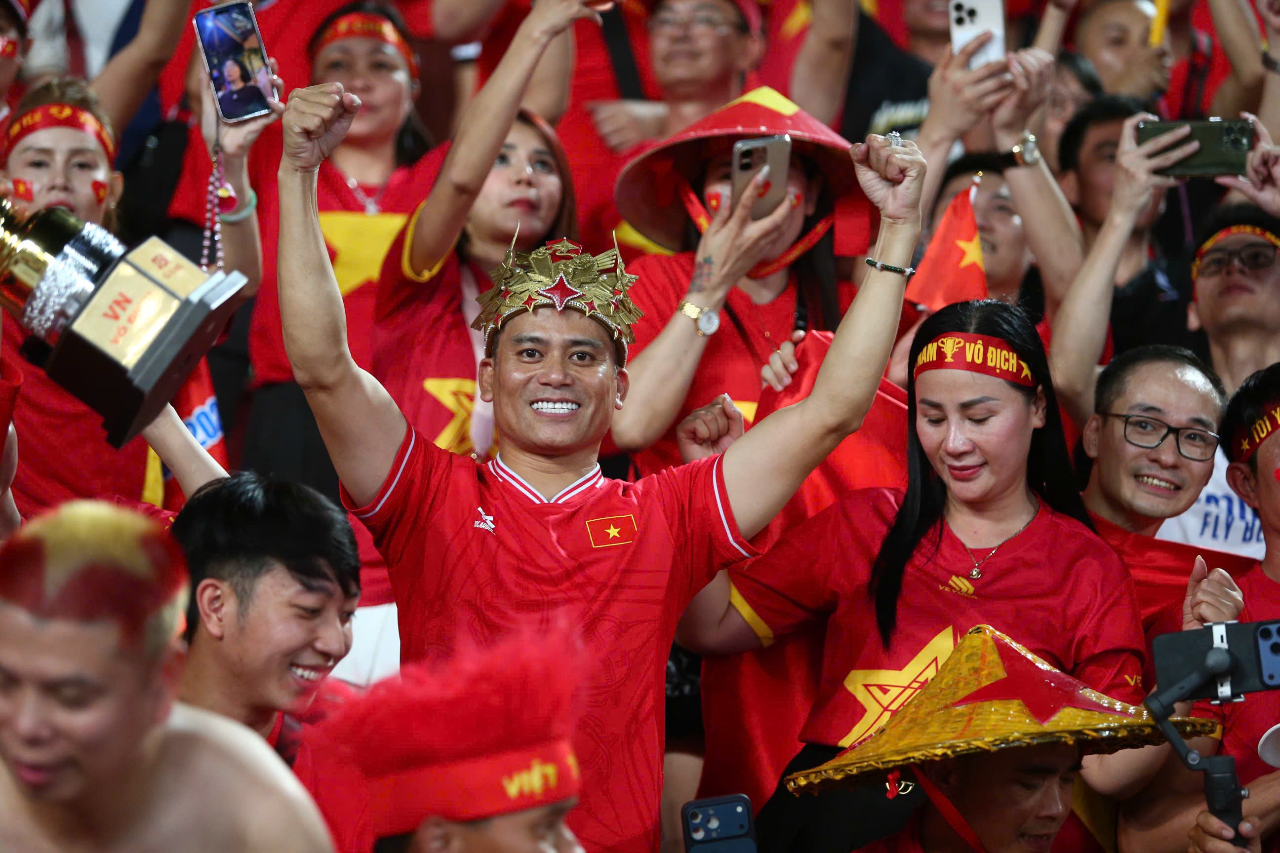 Tất cả đều hòa chung trong niềm vui chiến thắng của U22 Việt Nam ngay trên đất Thái Lan