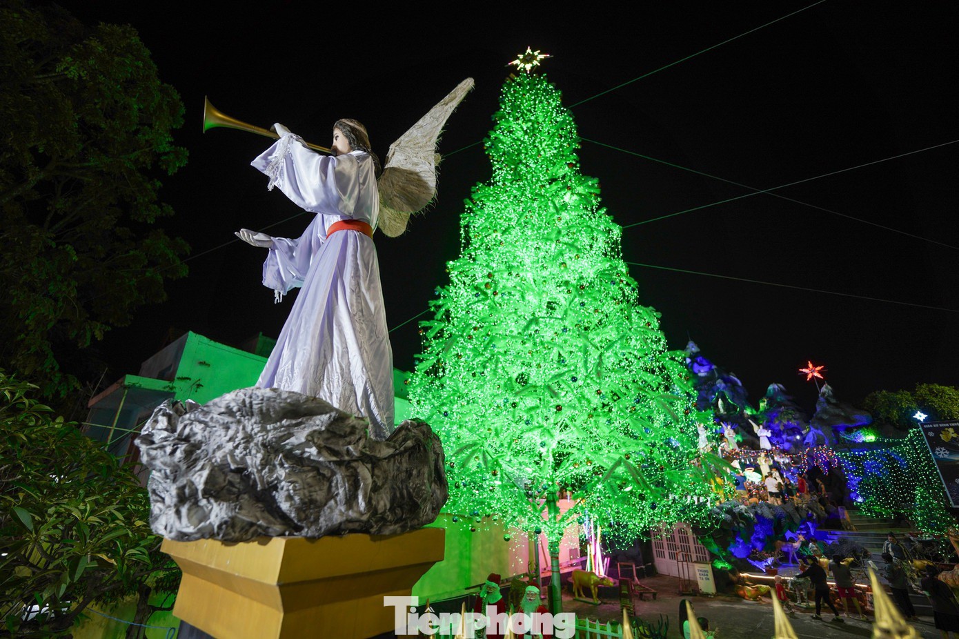 Điểm nhấn của khuôn viên là cây thông Noel cao gần 30 mét, rực rỡ ánh sáng, thu hút mọi ánh nhìn. "Năm nào tôi cũng ghé chụp ảnh ở đây, cây thông rất hoành tráng, đứng từ xa đã thấy không khí Giáng sinh tràn ngập," anh Minh (ngụ quận 8 cũ) chia sẻ.