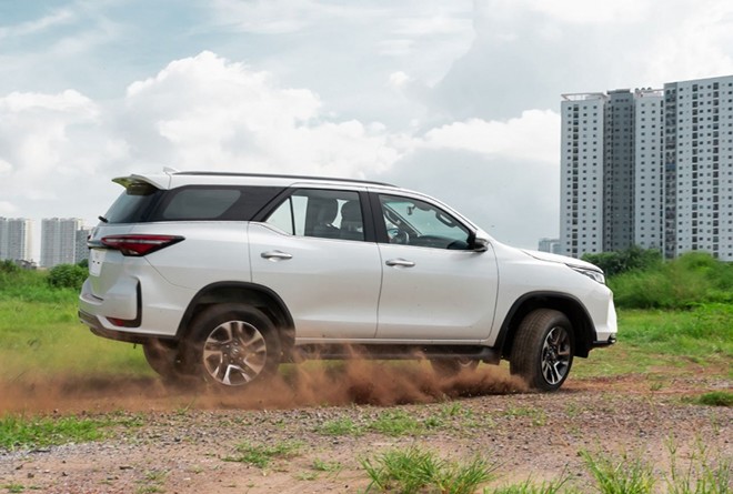 Giá xe Toyota Fortuner tháng 12/2025, bản máy dầu từ 1,055 tỷ - 7