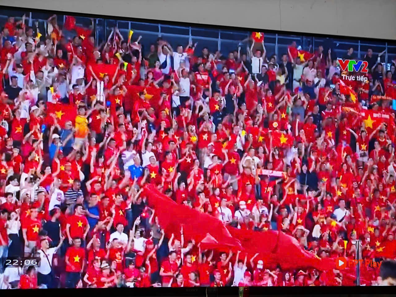 Người hâm mộ vỡ òa cảm xúc khi tiếng còi mãn cuộc vang lên.