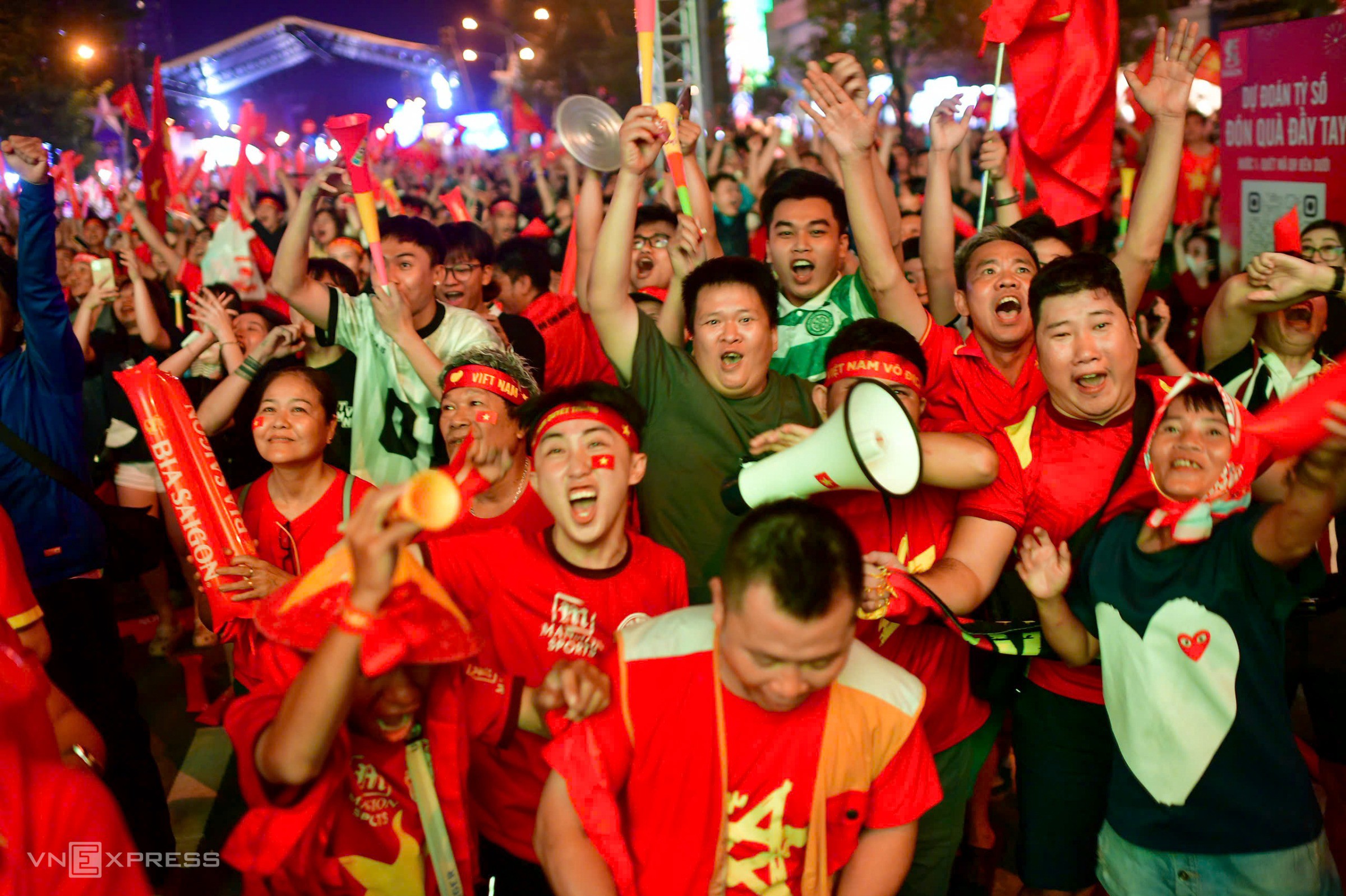 Người hâm mộ bắt đầu đổ ra đường mừng chiến thắng. Ảnh: Thanh Tùng
