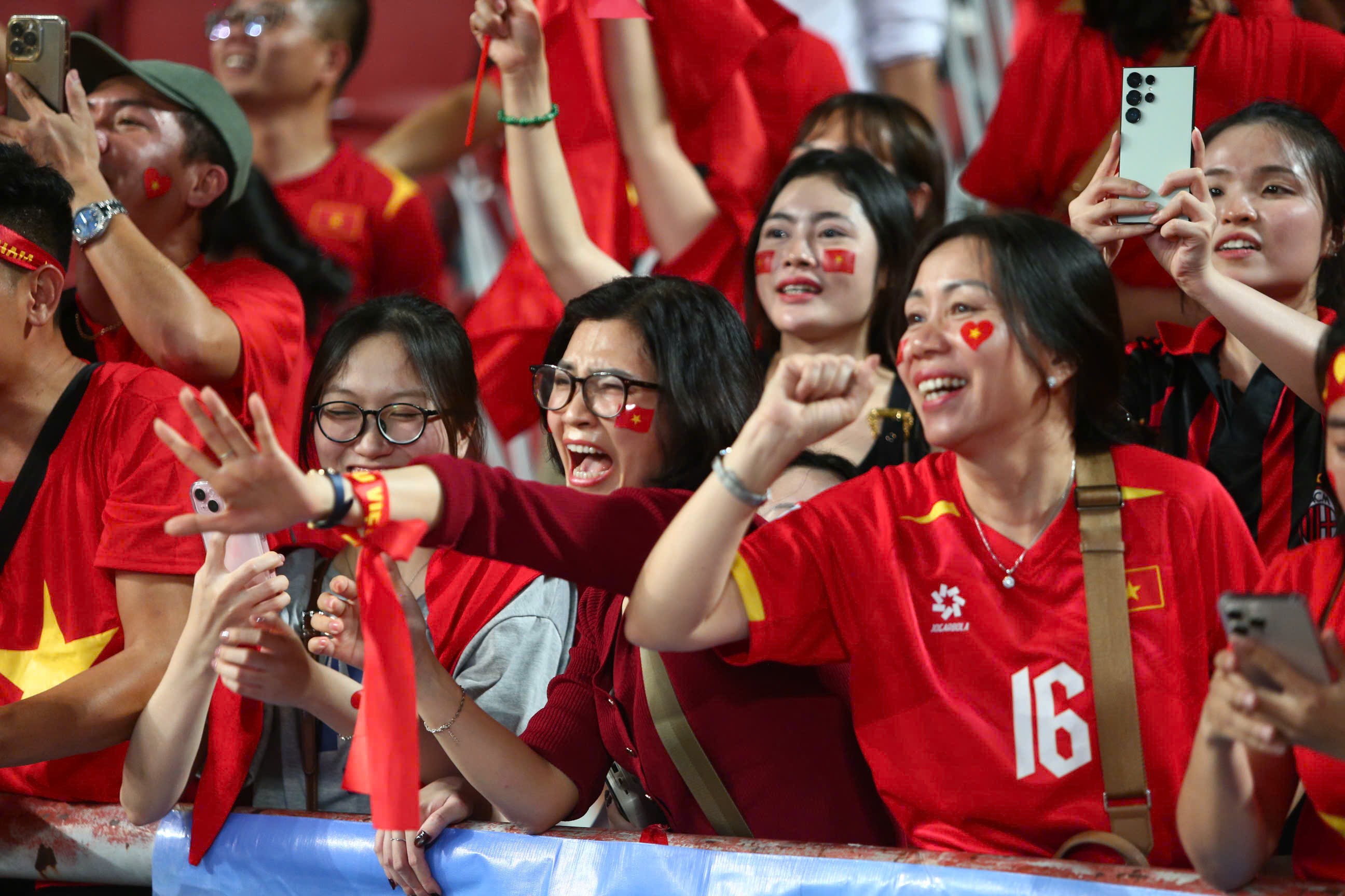 Rất nhiều CĐV nữ không giấu nổi niềm vui sướng tột độ trước chiến công của U22 Việt Nam