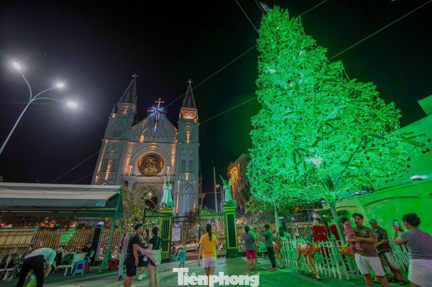 Điểm nhấn của khuôn viên là cây thông Noel cao gần 30 mét, rực rỡ ánh sáng, thu hút mọi ánh nhìn. "Năm nào tôi cũng ghé chụp ảnh ở đây, cây thông rất hoành tráng, đứng từ xa đã thấy không khí Giáng sinh tràn ngập," anh Minh (ngụ quận 8 cũ) chia sẻ.