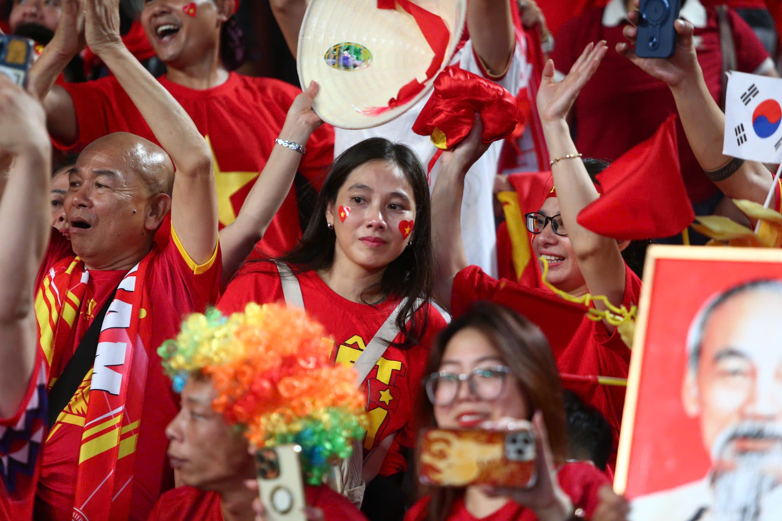 Cờ đỏ sao vàng, cờ Hàn Quốc hay nón lá đều tung bay trên sân vận động Rajmangala