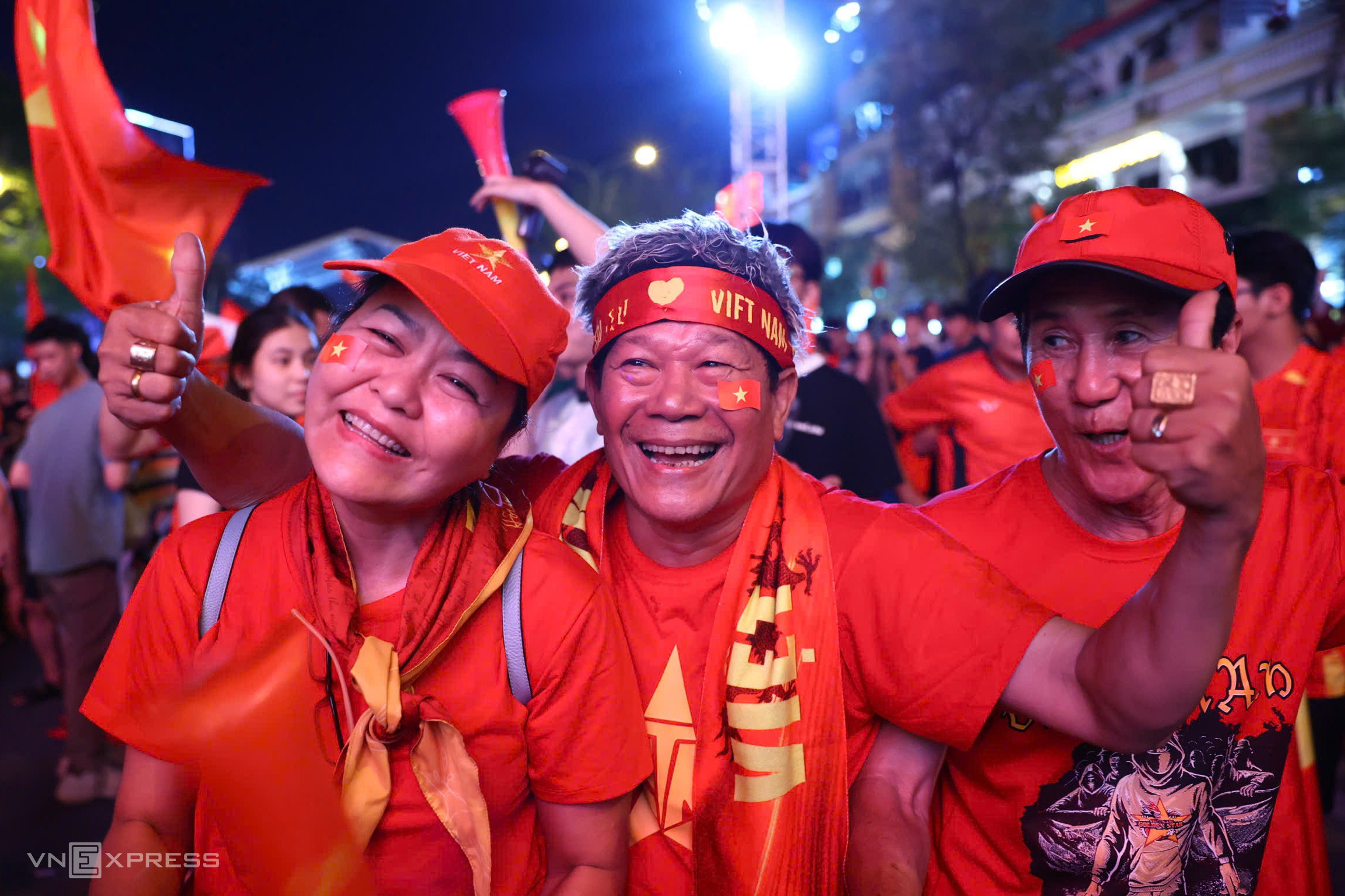 Người hâm mộ vui mừng khi tuyển Việt Nam đoạt HC vàng SEA Games 33. Ảnh: Quỳnh Trần