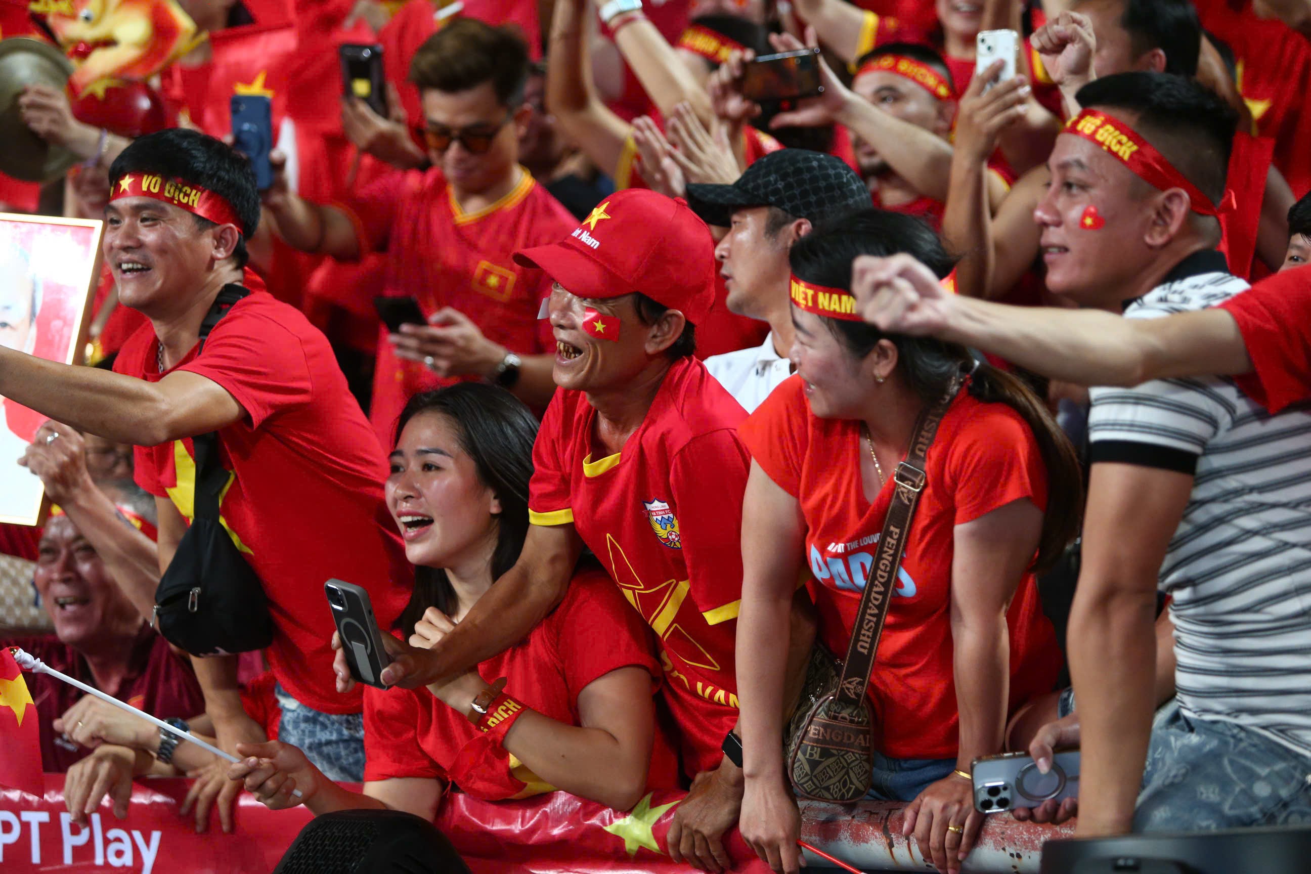 Người hâm mộ đều muốn nắm tay và chia vui cùng thầy trò HLV Kim Sang Sik