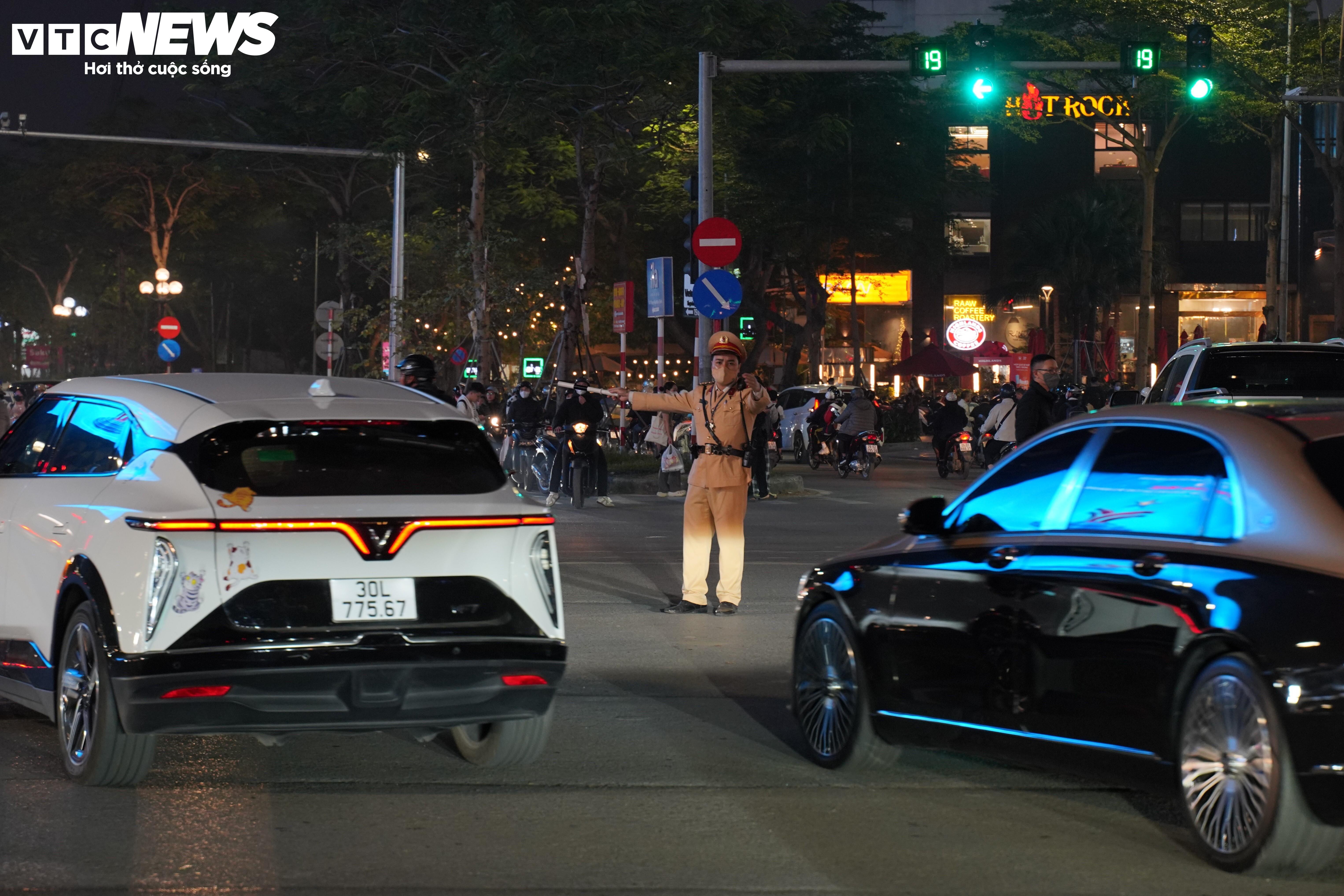 Tại buổi họp báo kết quả công tác công an năm 2025 của Bộ Công an, đại diện Cục CSGT cho biết đối với những vi phạm mà camera không thể phát hiện được, lực lượng CSGT vẫn sẽ trực tiếp thực hiện nhiệm vụ tuần tra, kiểm soát, phát hiện vi phạm ở trên đường. Ngoài ra, lực lượng CSGT vẫn sẽ bố trí lực lượng để giải quyết ùn tắc giao thông, tai nạn giao thông cũng như các tình huống, sự cố xảy ra trên các tuyến đường, góp phần thực hiện nhiệm vụ bảo đảm trật tự an toàn giao thông một cách toàn diện.