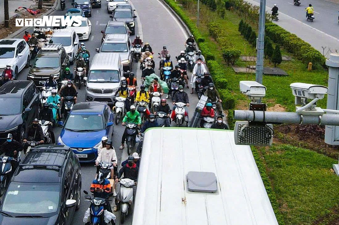 Trong số các lỗi vi phạm, phổ biến nhất là tình trạng loạt xe đi vào làn xe buýt nhanh BRT – làn đường được thiết kế riêng, có dải phân cách cứng, nhằm đảm bảo tốc độ và tính ưu tiên cho vận tải công cộng.