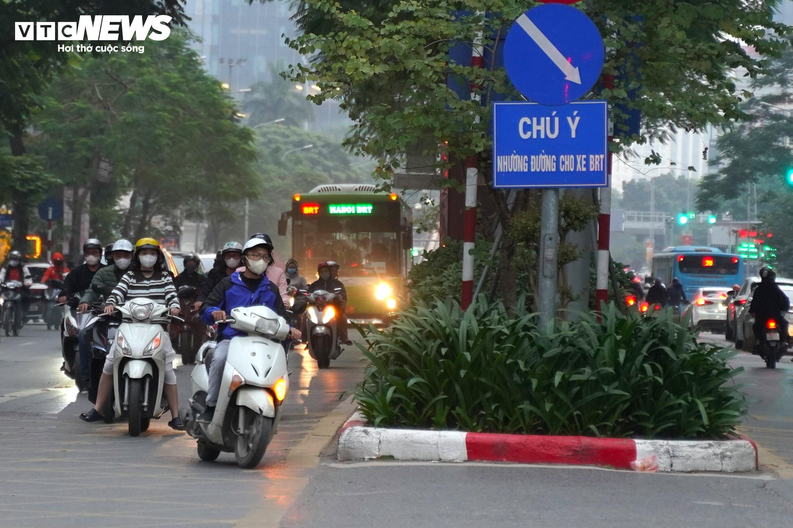 Dù vạch sơn kẻ đường và biển báo rất rõ ràng, nhưng chỉ cần một chiếc xe máy "tiên phong" đi vào làn BRT, hàng trăm chiếc xe khác sẽ nối đuôi tạo thành một dòng xe hỗn loạn, phá vỡ hoàn toàn sự phân luồng của tuyến đường.