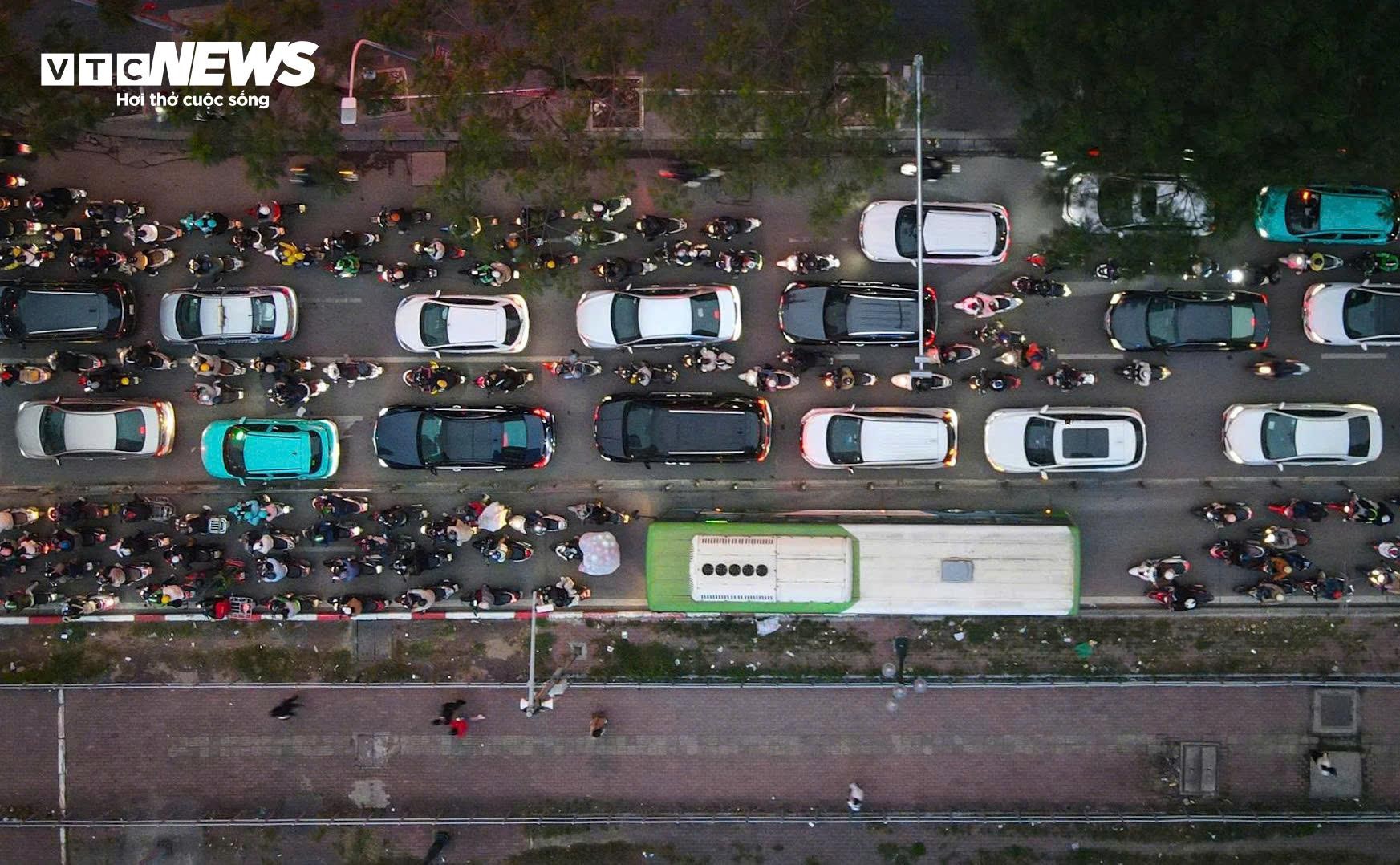 Anh T.H.N., người thường xuyên lưu thông qua tuyến đường này, thừa nhận nhiều lần đi vào làn BRT. “Giờ cao điểm tắc quá, đi làn ngoài gần như không nhúc nhích. Thấy làn BRT trống hơn nên nhiều người liều đi vào cho nhanh. Biết là có camera AI phạt nguội, nhưng nhiều lúc vẫn nhắm mắt làm liều”, anh N. nói. Theo anh N., không phải ai cũng nắm rõ vị trí camera hoặc mức phạt cụ thể, nên tâm lý “chưa chắc đã bị phạt” vẫn còn khá phổ biến.