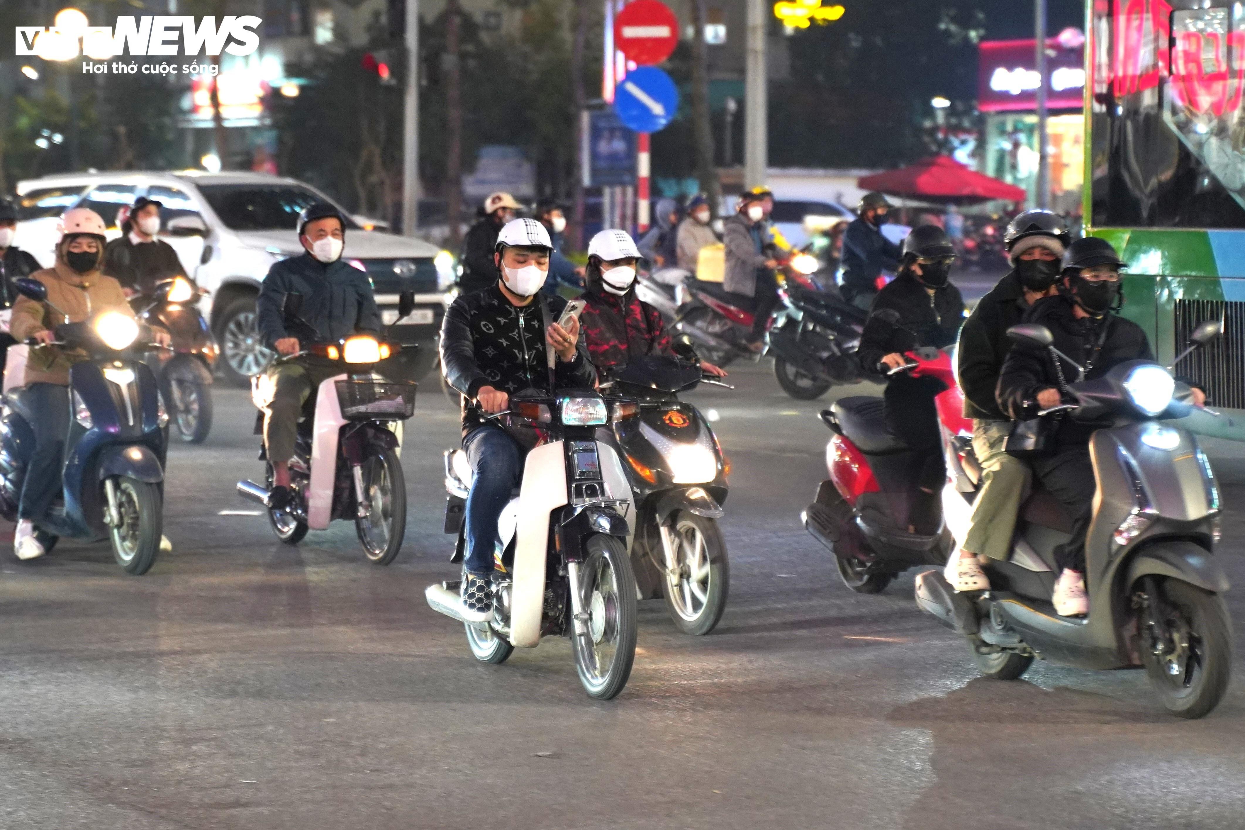 Không chỉ lấn làn BRT, trên tuyến đường Lê Văn Lương, hàng loạt lỗi vi phạm giao thông khác vẫn diễn ra công khai, lặp đi lặp lại mỗi ngày, dù hệ thống camera AI hoạt động liên tục. Ghi nhận trong nhiều khung giờ cho thấy, nhiều người vừa lái xe máy vừa nghe điện thoại, nhắn tin, mắt dán vào màn hình, tay lái lạng lách giữa dòng phương tiện đông đúc.