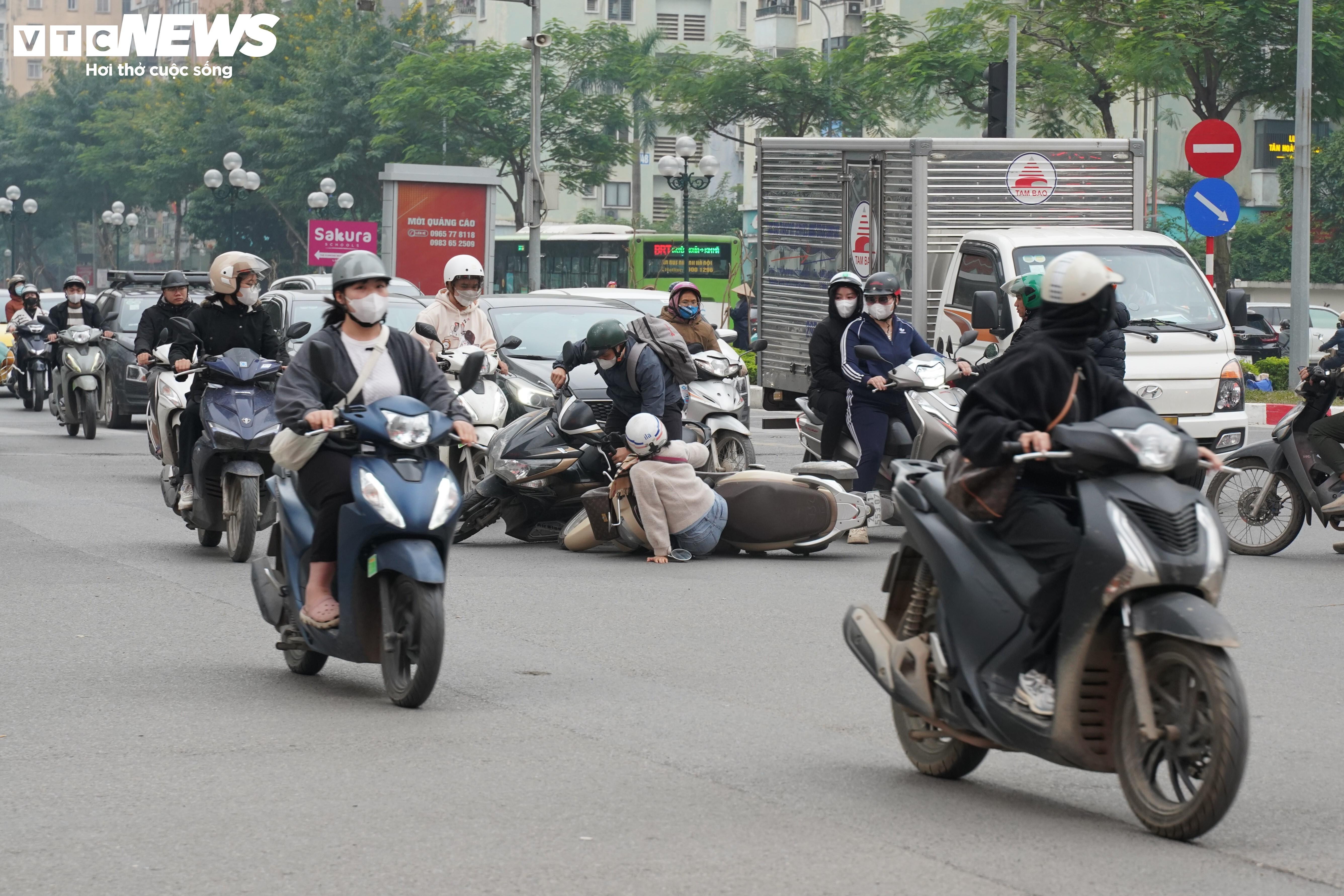 Tại các nút giao lớn, khi tín hiệu đèn chuyển sang đỏ, không ít xe máy cố tình tăng ga vượt qua, tạo nên những tình huống giao cắt nguy hiểm với các dòng xe đi đúng luật, từ đó xảy ra những vụ va chạm.