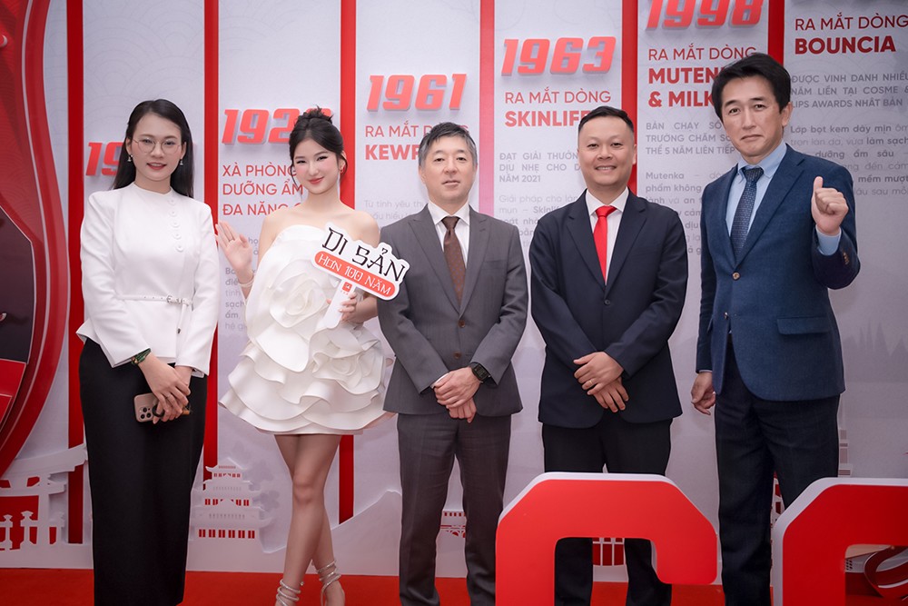 KOL Nàng Mơ chụp ảnh cùng với đại diện Cow Brand