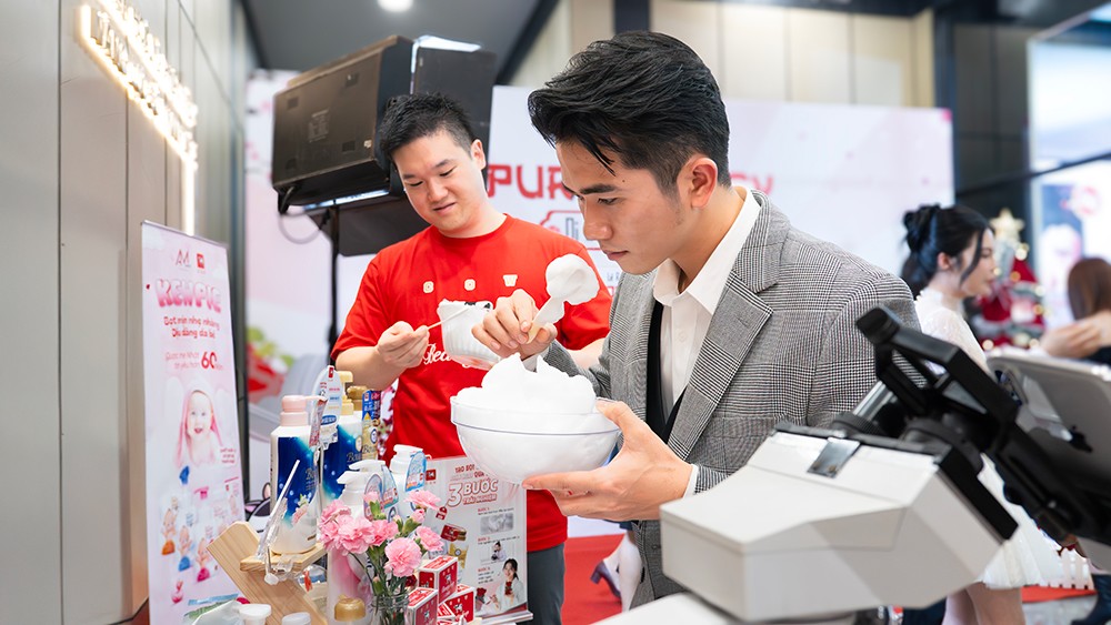 Khách mời trực tiếp trải nghiệm hoạt động tạo bọt – soi bọt, quan sát cấu trúc bọt mịn đặc trưng của các dòng sản phẩm Cow Brand tại sự kiện.